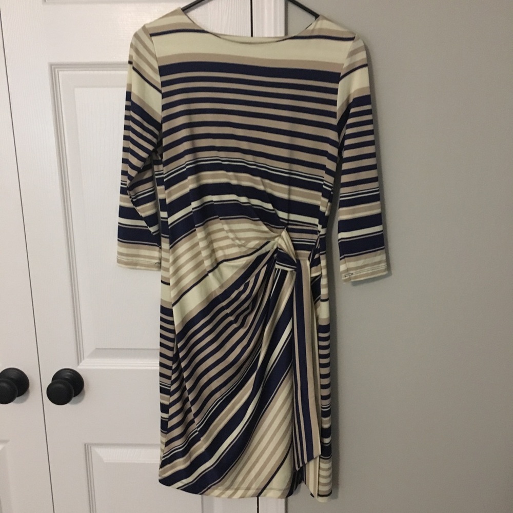 Very flattering work dress!